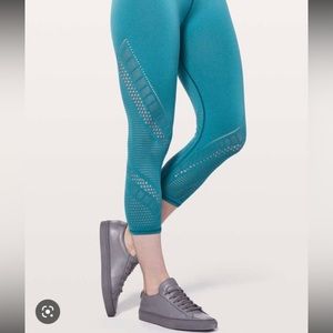 Lululemon Reveal Crop Interconnect pacific teal size 2